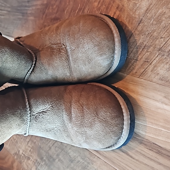 Ugg Bailey Button Suede Boots - Picture 4 of 9